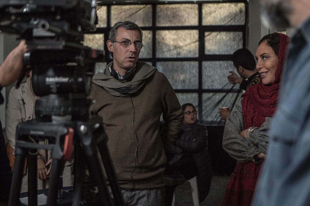مصطفی احمدی در پشت صحنه فیلم سینمایی میلیونر میامی به همراه افسانه بایگان
