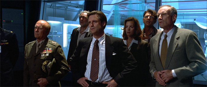 جیمز ربهورن در صحنه فیلم سینمایی روز استقلال به همراه بیل پولمن، جاد هیرش، جف گلدبلوم، رابرت لوگیا و مارگارت کالین