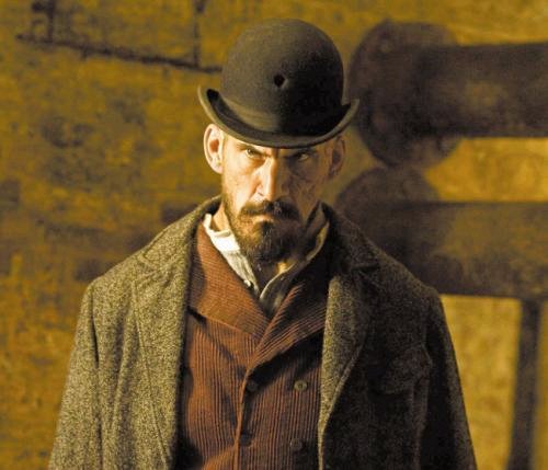 Robert Maillet در صحنه فیلم سینمایی شرلوک هلمز