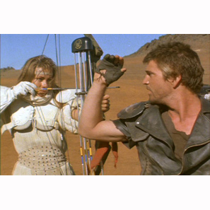 Virginia Hey در صحنه فیلم سینمایی مکس دیوانه: جنگجوی جاده به همراه مل گیبسون