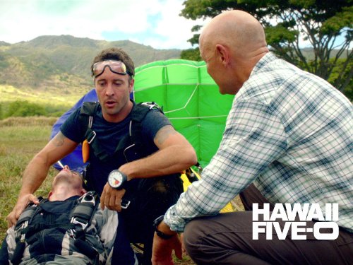 Terry O'Quinn در صحنه سریال تلویزیونی Hawaii Five-0 به همراه Alex O'Loughlin