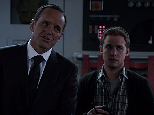 Iain De Caestecker در صحنه سریال تلویزیونی ماموران شیلد به همراه Clark Gregg