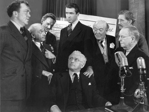 توماس میچل در صحنه فیلم سینمایی آقای اسمیت به واشنگتن می رود به همراه کلود رینس، جیمزاستوارت و Guy Kibbee