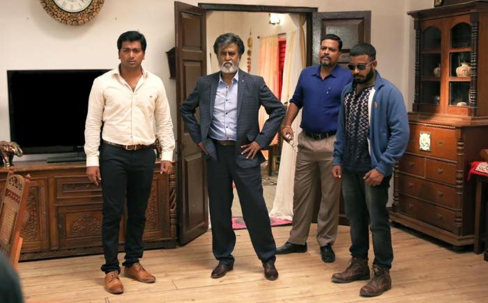 Dinesh در صحنه فیلم سینمایی Kabali به همراه Kalaiyarasan، John Vijay و راجینیکانت