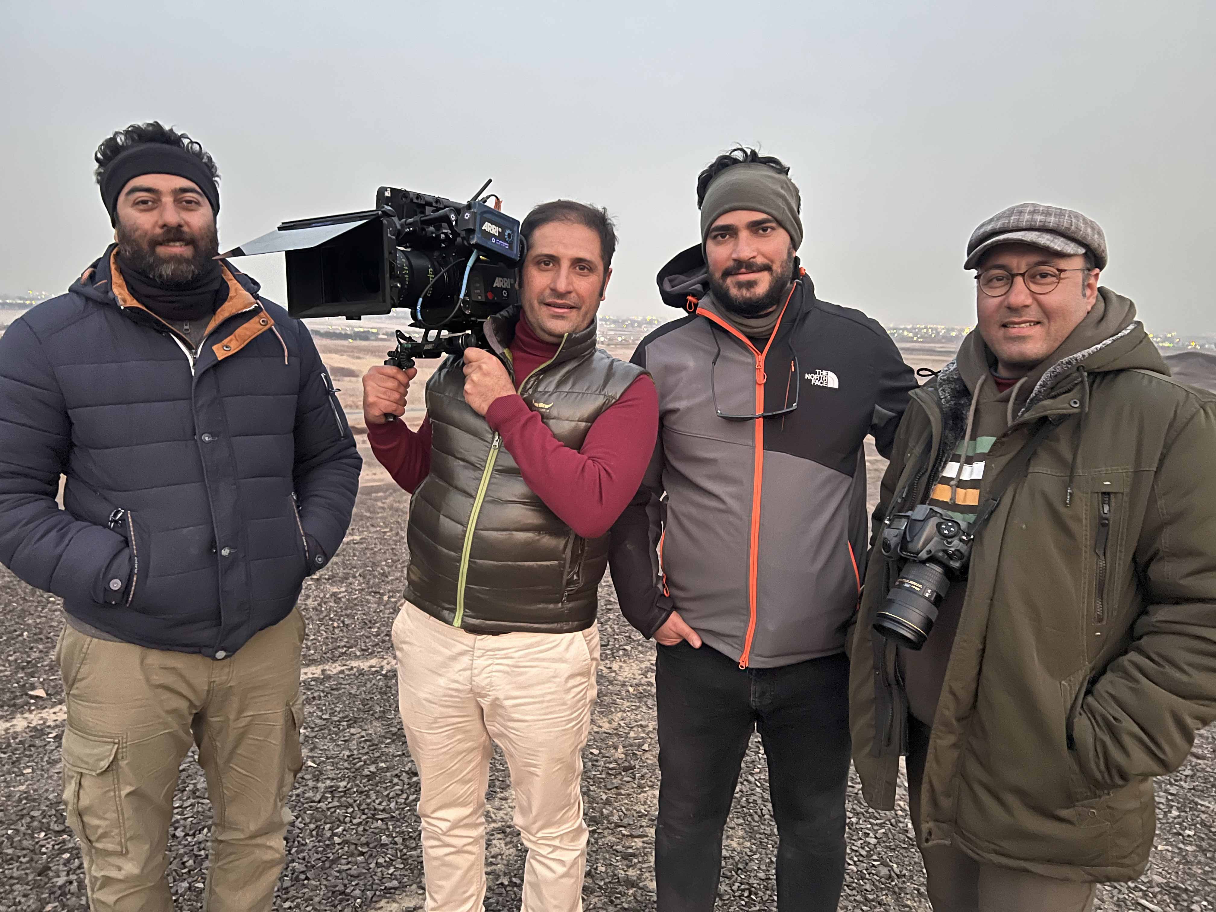 تصویری از علیرضا شاه حسینی، نویسنده و کارگردان سینما و تلویزیون در پشت صحنه یکی از آثارش