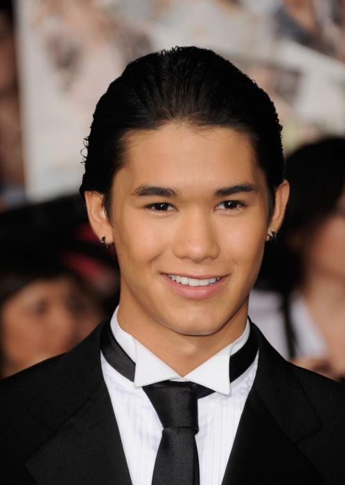 Booboo Stewart در صحنه فیلم سینمایی گرگ و میش: سپیده دم - قسمت اول