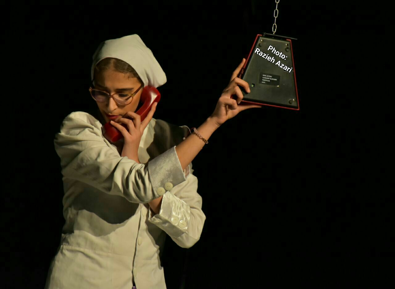 تصویری از شکوفه حیدریان، بازیگر سینما و تلویزیون در حال بازیگری سر صحنه یکی از آثارش