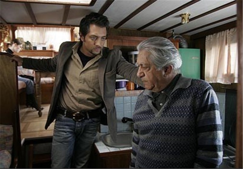 بهرام رادان در صحنه فیلم سینمایی زادبوم به همراه عزت‌الله انتظامی