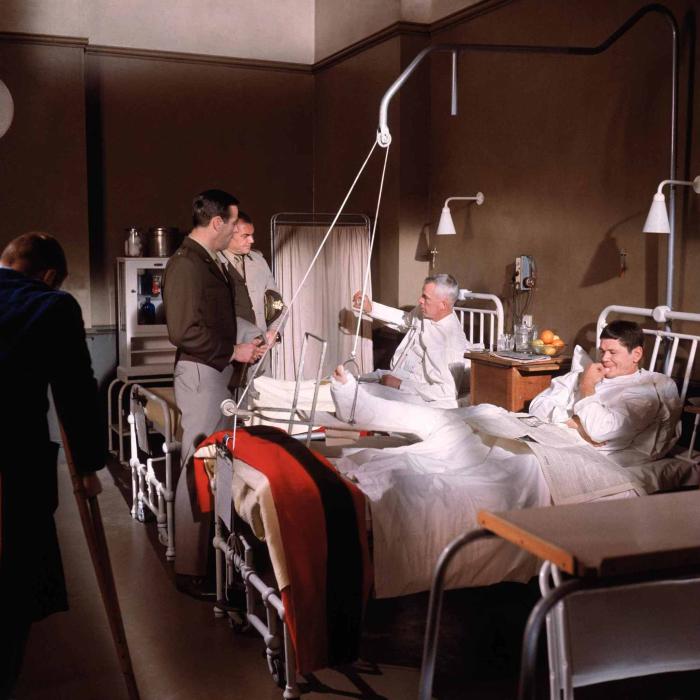 رابرت وبر در صحنه فیلم سینمایی دوازده مرد کثیف به همراه Charles Bronson، ارنست بورگناین و Lee Marvin