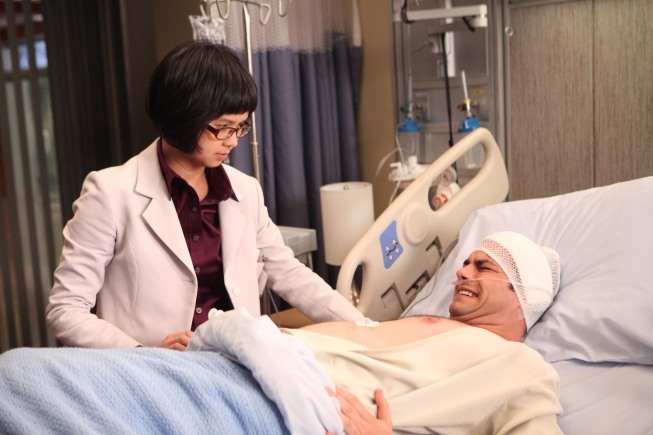 Jamie Elman در صحنه سریال تلویزیونی دکتر هاوس به همراه Charlyne Yi