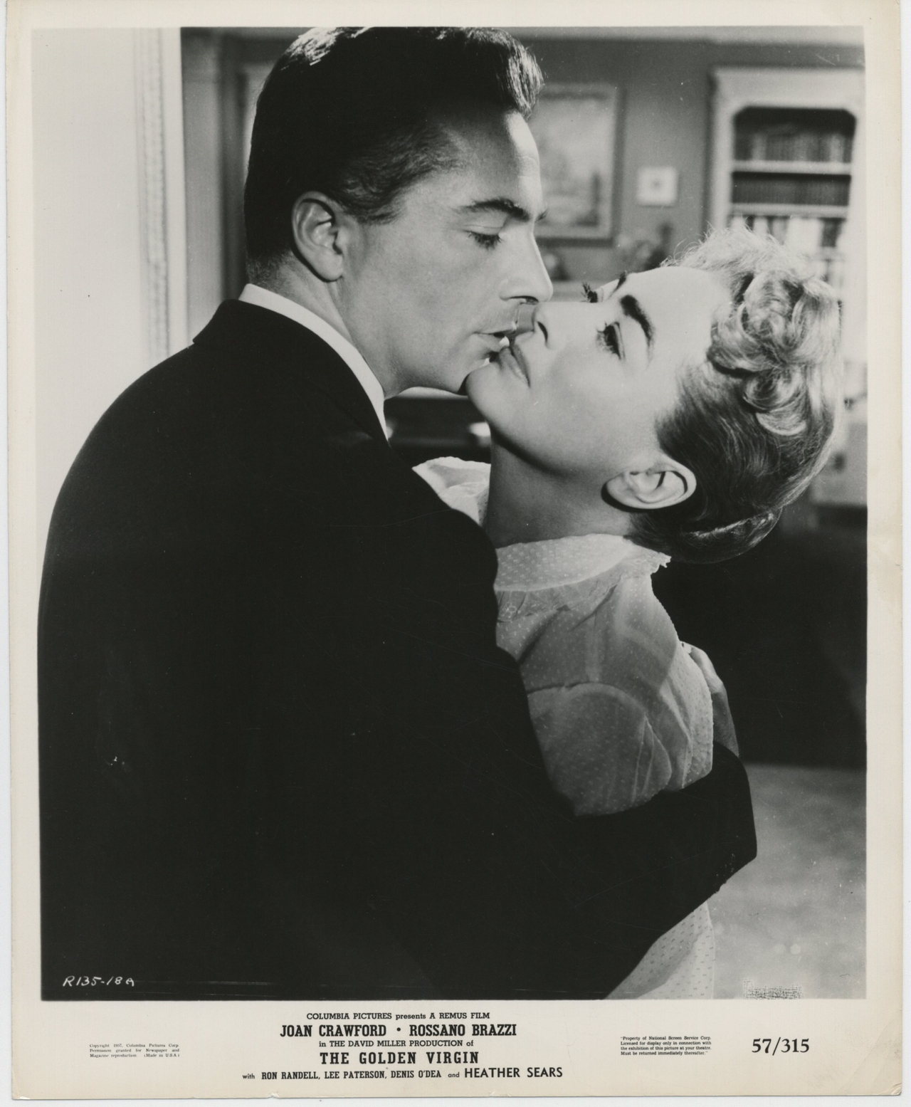 Joan Crawford در صحنه فیلم سینمایی The Story of Esther Costello به همراه Rossano Brazzi