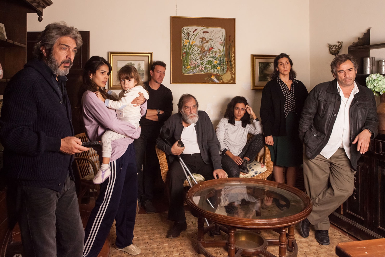 راجر کاسامیجور در صحنه فیلم سینمایی Everybody Knows به همراه Sara Sálamo، Inma Cuesta، Ricardo Darín، Elvira Mínguez، Eduard Fernández و Ramón Barea