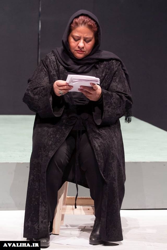 تصویری از رابعه اسکویی، بازیگر سینما و تلویزیون در حال بازیگری سر صحنه یکی از آثارش