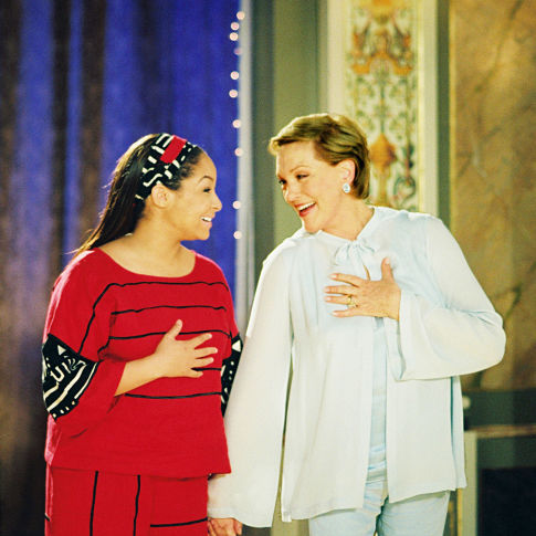 Julie Andrews در صحنه فیلم سینمایی خاطرات پرنسس ۲ : نامزدی سلطنتی به همراه Raven-Symoné