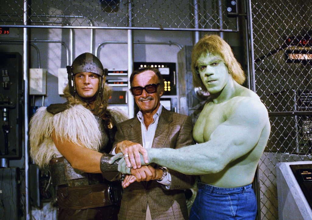 استن لی در صحنه فیلم سینمایی The Incredible Hulk Returns به همراه Eric Allan Kramer و Lou Ferrigno