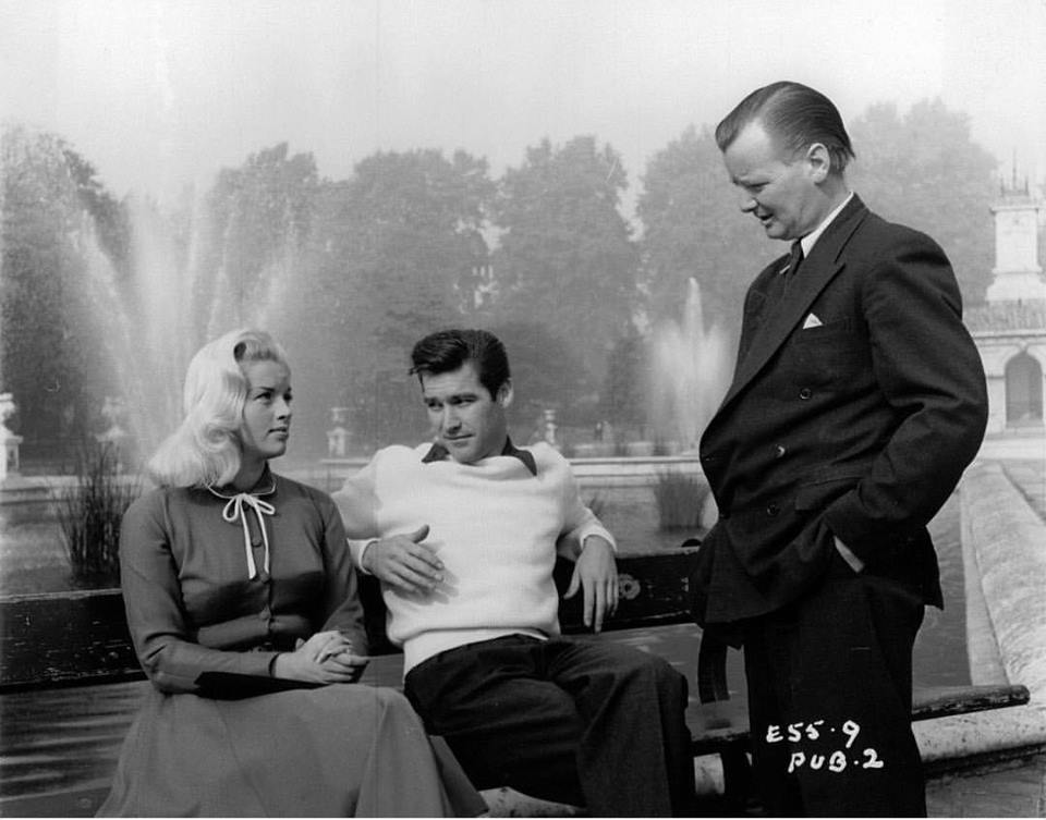 J. Lee Thompson در صحنه فیلم سینمایی Blonde Sinner به همراه Michael Craig و Diana Dors