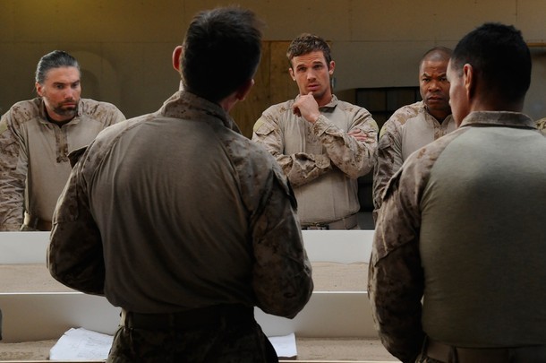 انسون مونت در صحنه فیلم سینمایی Seal Team Six: The Raid on Osama Bin Laden به همراه کم جیجاندت و Xzibit