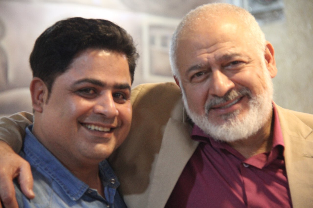 مجید مشیری در پشت صحنه سریال تلویزیونی مس به همراه رامین الماسی