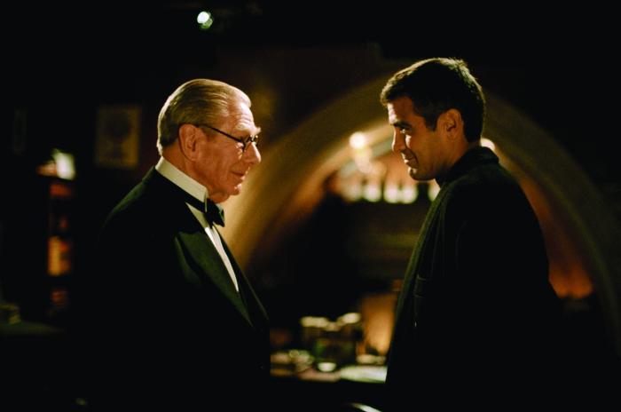مایکل گاف در صحنه فیلم سینمایی بتمن و رابین به همراه جرج کلونی