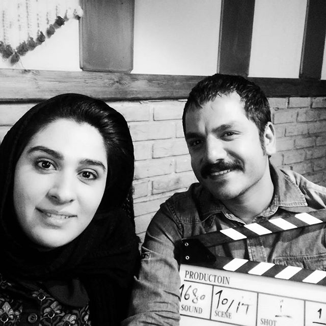 تصویری از عباس غزالی، بازیگر و کارشناس سینما و تلویزیون در پشت صحنه یکی از آثارش به همراه سوده ازقندی