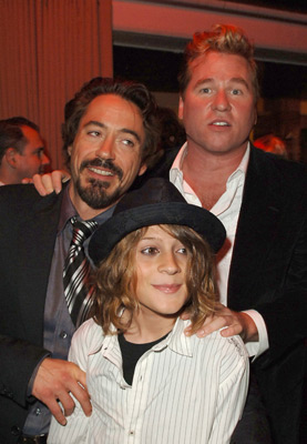 Indio Falconer Downey در صحنه فیلم سینمایی بوس بوس بنگ بنگ به همراه وال کیلمر و رابرت داونی جونیور