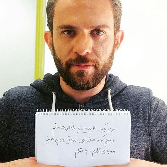 تصویری از بابک حمیدیان، بازیگر و تهیه کننده سینما و تلویزیون در حال بازیگری سر صحنه یکی از آثارش