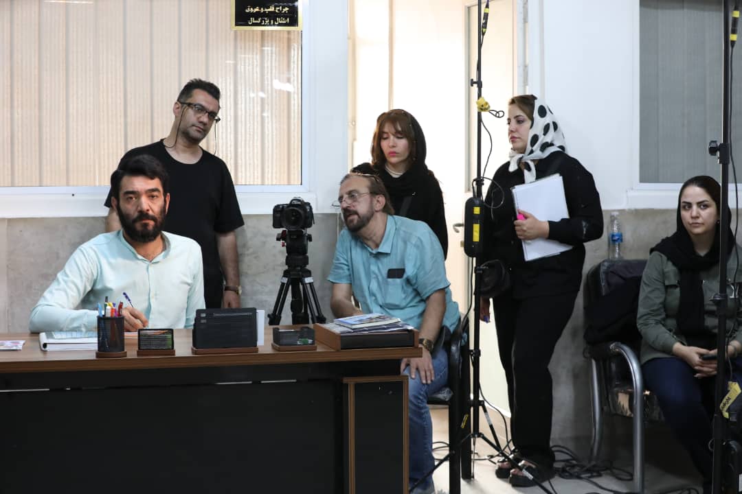 تصویری از امیر کرم یزدی، کارگردان و نویسنده سینما و تلویزیون در پشت صحنه یکی از آثارش