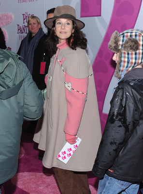 Debra Winger در صحنه فیلم سینمایی The Pink Panther 2