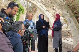 ساناز سماواتی در پشت صحنه سریال تلویزیونی خانه مادری به همراه مهدی صباغی و زهرا سعیدی