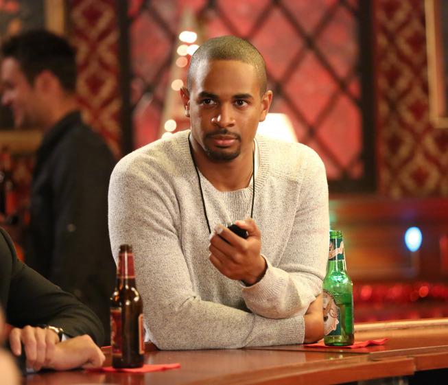 Damon Wayans Jr. در صحنه سریال تلویزیونی دختر جدید