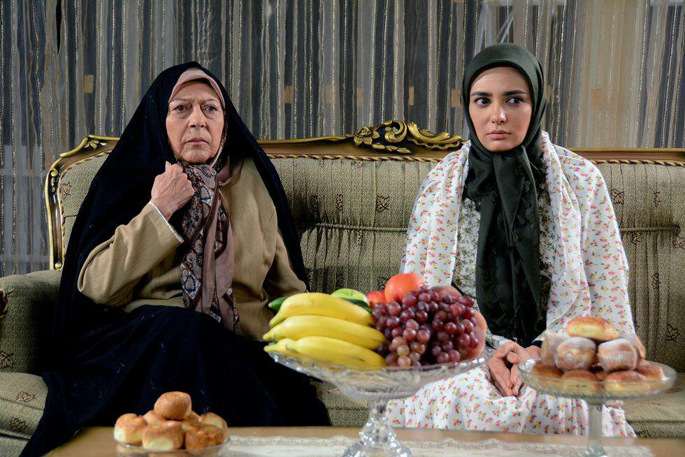 لیندا کیانی در صحنه سریال تلویزیونی پشت‌بام تهران به همراه ثریا قاسمی