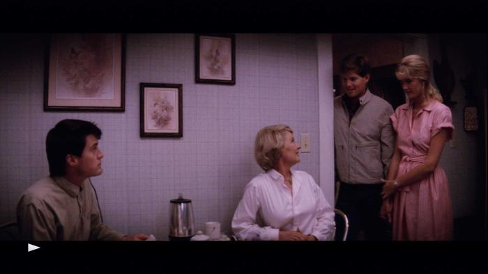 هوپ لانگ در صحنه فیلم سینمایی مخمل آبی به همراه لورا درن و کایل مک لاکلن