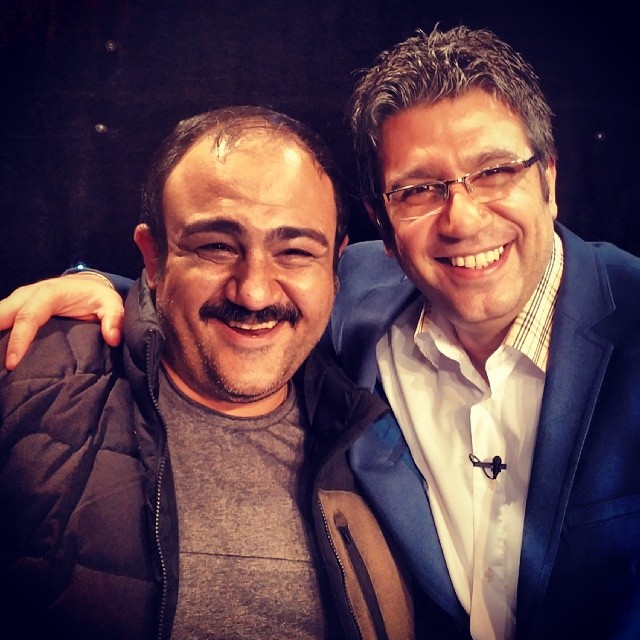 تصویری از رضا رشیدپور، بازیگر و مجری سینما و تلویزیون در پشت صحنه یکی از آثارش