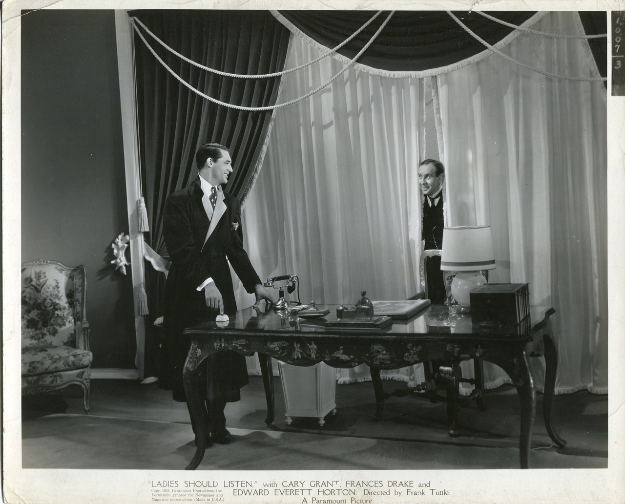 Charles Arnt در صحنه فیلم سینمایی Ladies Should Listen به همراه کری گرانت