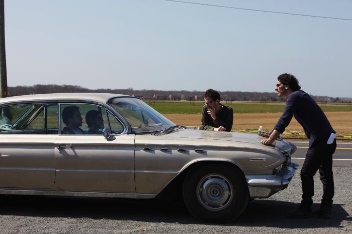 جوئل کوئن در صحنه فیلم سینمایی درون لوین دیویس به همراه اتان کوئن