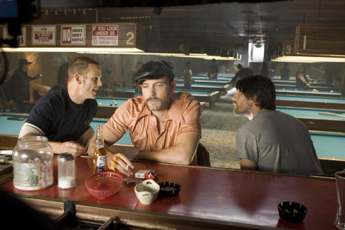 Peter Berg در صحنه فیلم سینمایی آس های دودی به همراه بن افلک و James Henderson