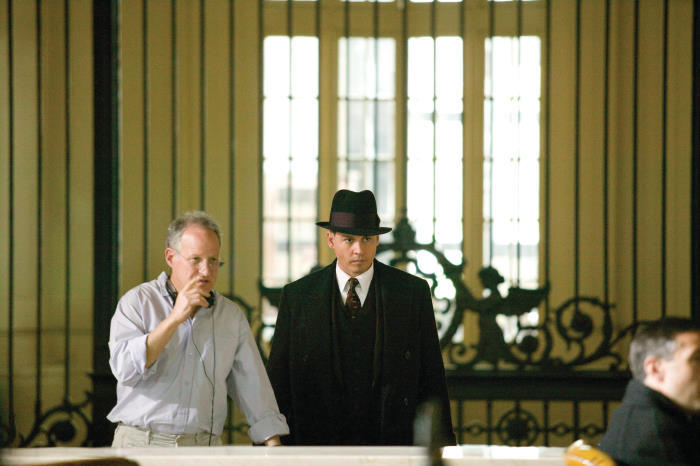 مایکل مان در صحنه فیلم سینمایی دشمنان مردم به همراه جان کریستوفر دپ دوم