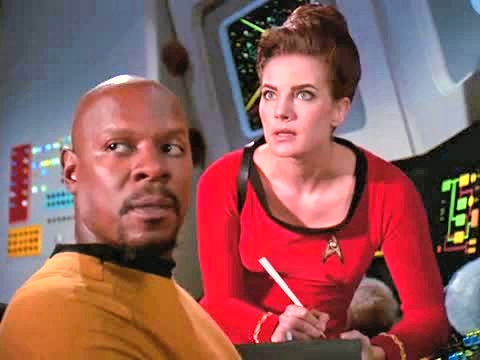 Avery Brooks در صحنه سریال تلویزیونی Star Trek: Deep Space Nine به همراه Terry Farrell