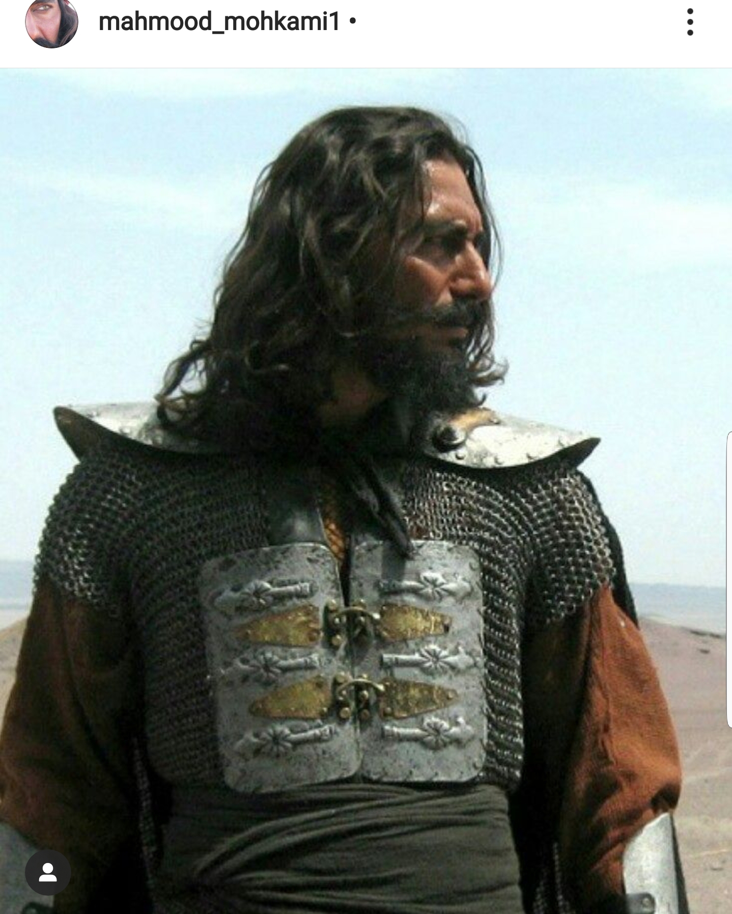 تصویری از محمود محکمی، بازیگر سینما و تلویزیون در حال بازیگری سر صحنه یکی از آثارش