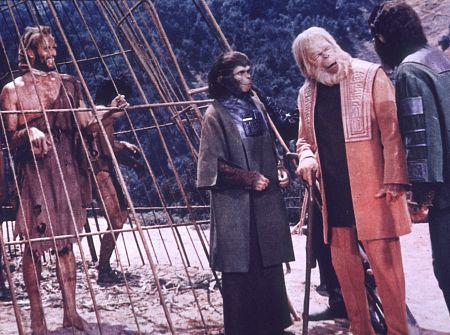 Maurice Evans در صحنه فیلم سینمایی سیاره ی میمون ها به همراه Roddy McDowall، Charlton Heston و کیم هانتر
