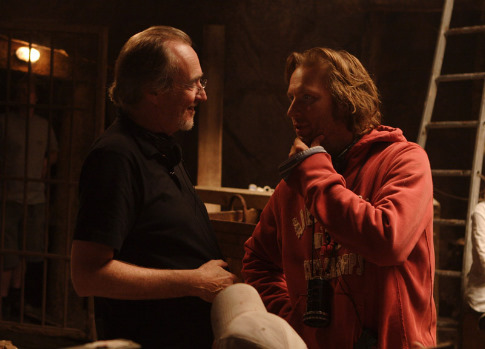 Wes Craven در صحنه فیلم سینمایی تپه ها چشم دارند 2 به همراه Jonathan Craven