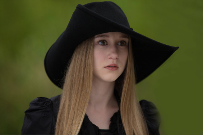 Taissa Farmiga در صحنه سریال تلویزیونی داستان ترسناک آمریکایی