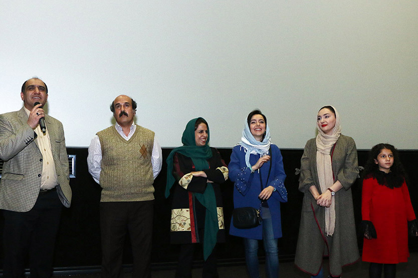 سیاوش حقیقی در اکران افتتاحیه فیلم سینمایی مادری به همراه رقیه توکلی، آنا زارع، هانیه توسلی و نازنین بیاتی