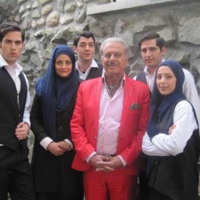 لیلا ایرانی در پشت صحنه سریال تلویزیونی ویلای من به همراه پوریا ایرایی، غلامرضا نیکخواه و جوانه دلشاد