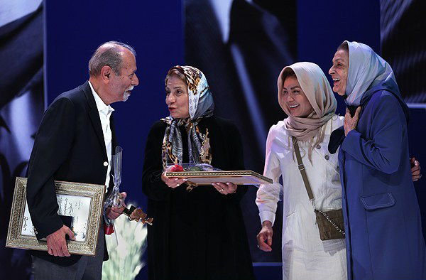 تصویری از ژاله علو، بازیگر سینما و تلویزیون در حال بازیگری سر صحنه یکی از آثارش به همراه علی نصیریان