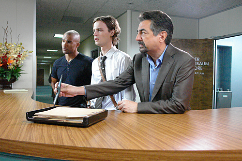 Shemar Moore در صحنه سریال تلویزیونی ذهن های مجرم به همراه Matthew Gray Gubler و Joe Mantegna