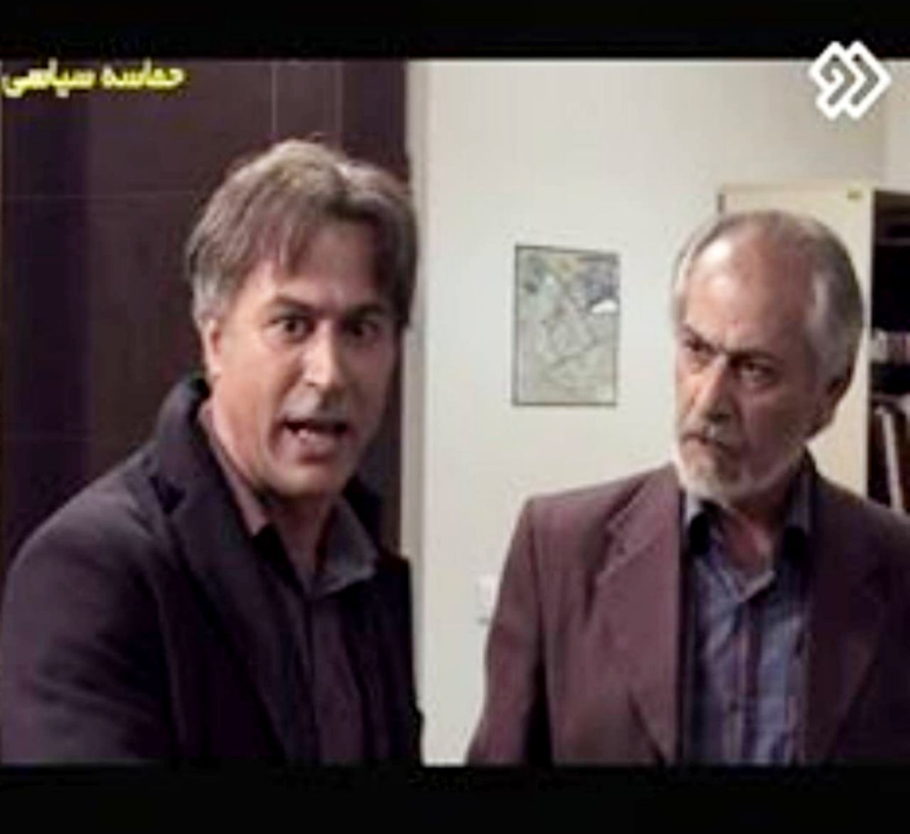 تصویری از نبی الله پیرهادی، بازیگر سینما و تلویزیون در حال بازیگری سر صحنه یکی از آثارش