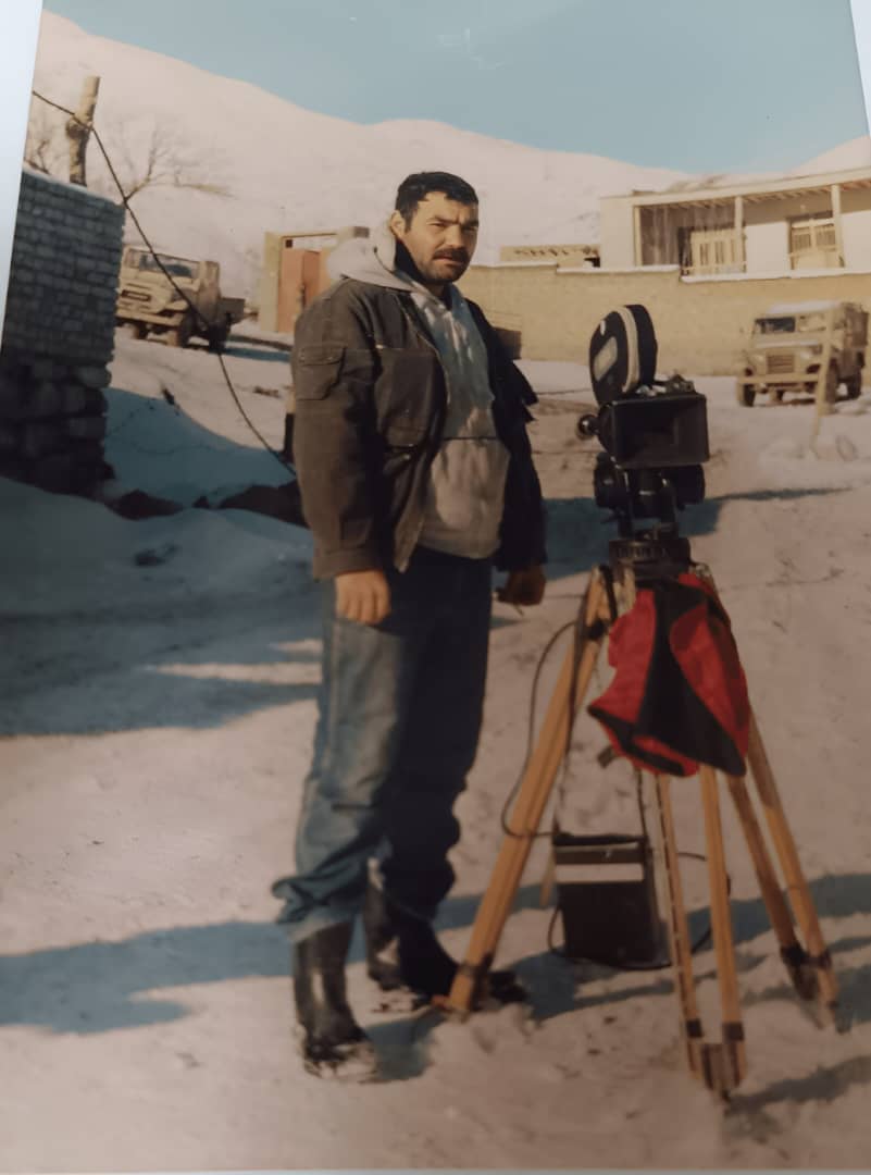 تصویری از صفر عبدلی، گروه فیلمبرداری و دستیار دوم فیلمبردار سینما و تلویزیون در پشت صحنه یکی از آثارش