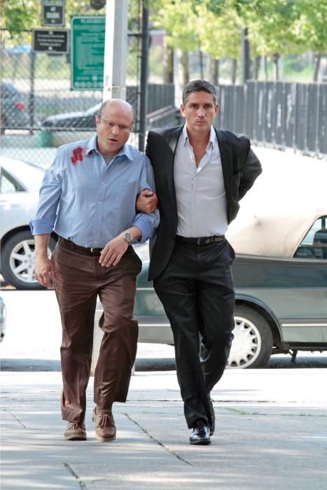 Enrico Colantoni در صحنه سریال تلویزیونی مظنون به همراه Jim Caviezel
