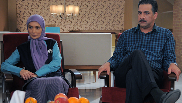 آتنه فقیه‌نصیری در صحنه سریال تلویزیونی شمعدونی به همراه محمد نادری
